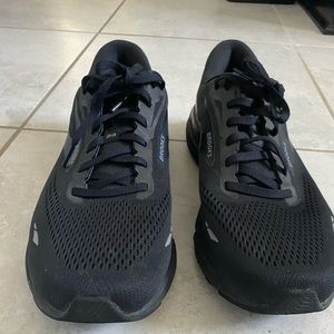 Size 12 Men’s Brooks Adrenaline 23  in black